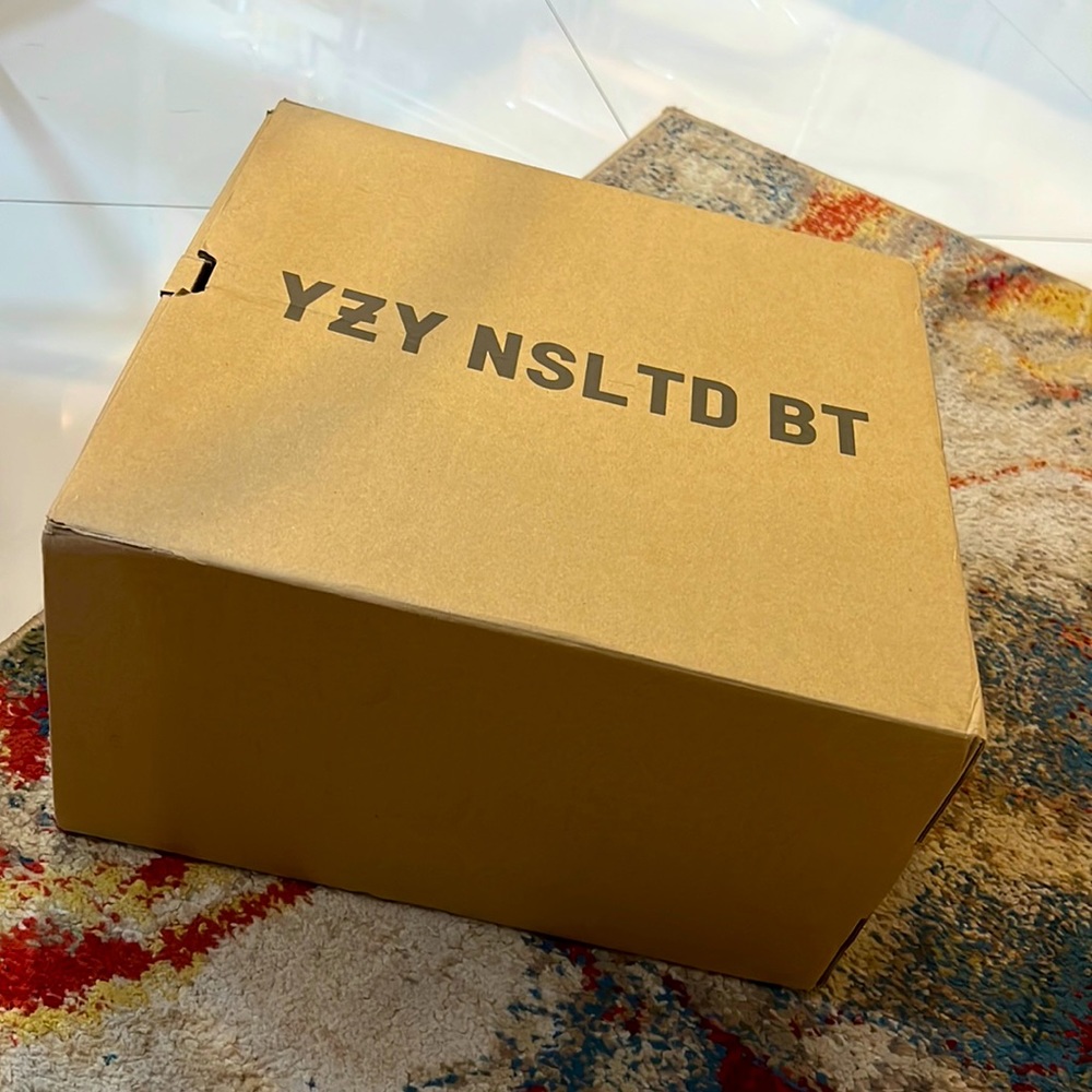 Big yeezy box with tissue and certificate
